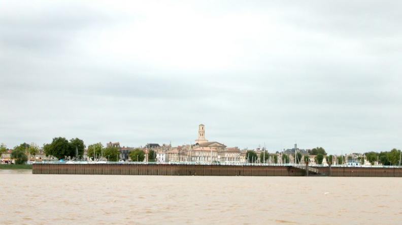 Les palplanches du port de plaisance dévalorisent la silhouette de Pauillac