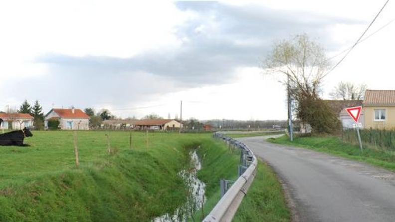 La confrontation entre prairie et urbanisation se fait souvent sans transition - Les Peintures