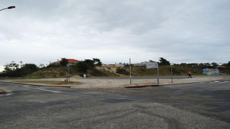 Le vaste espace de stationnement, sans aménagement, dévalorise le front de mer - Soulac-sur-Mer