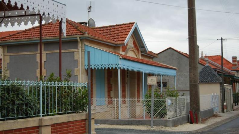 Même les maisons plus modestes s'ornent de matériaux bigarrés et bien travaillés - Soulac-sur-Mer