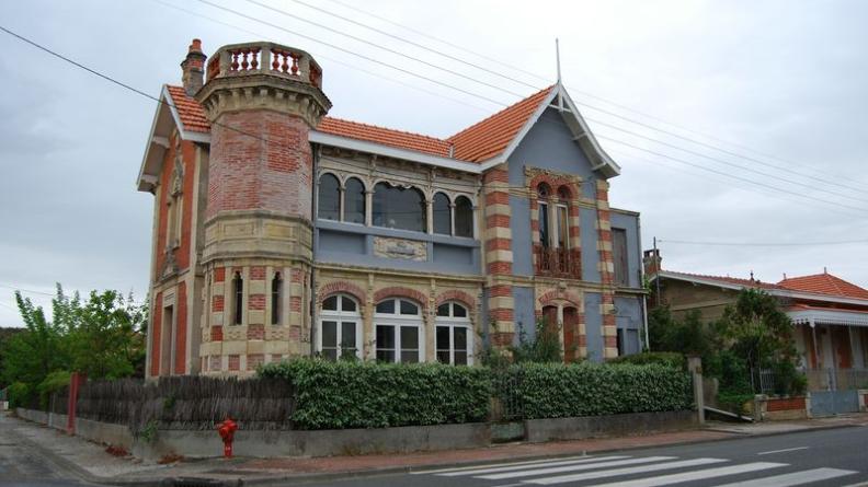 Le vocabulaire architecturale, riche et varié, dessine des villas à la forte personnalité - Soulac-sur-Mer