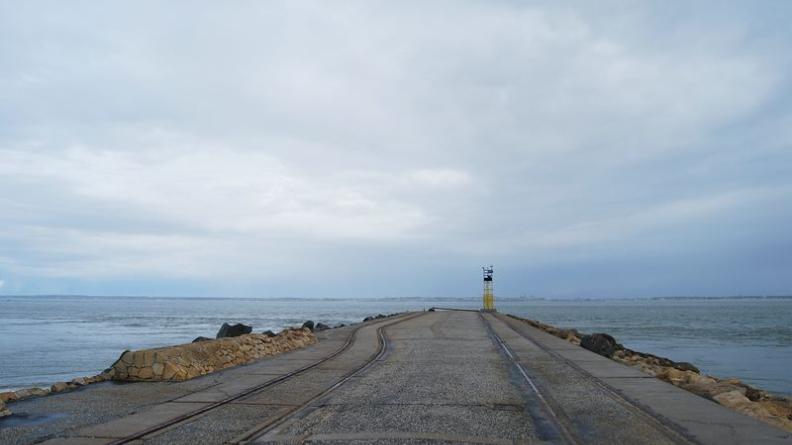 Les avancées des jetées permettent d'aller au contact des vastes horizons marins - Le-Verdon-sur-Mer