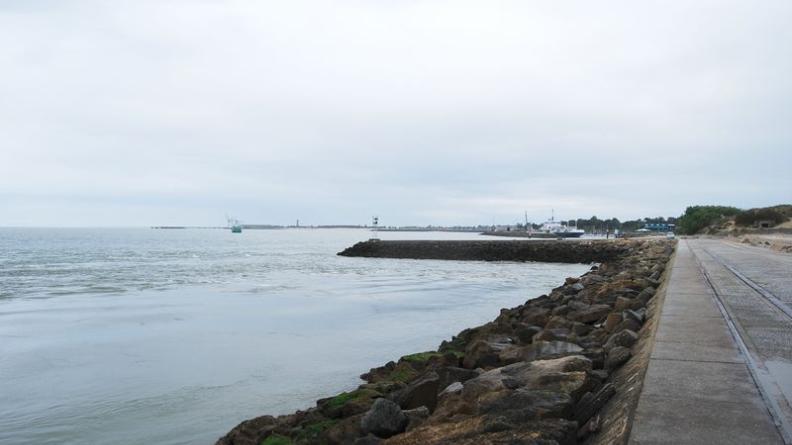 La succession des môles souligne le rôle portuaire important du Verdon - Le-Verdon-sur-Mer