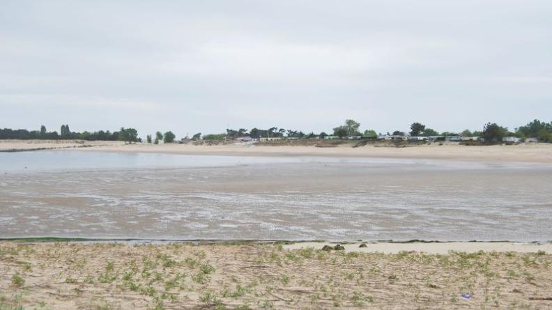 Au sud de Port-Médoc s'étend la petite plage de la Chambrette, la seule en rive gauche de l'estuaire - Le Verdon-sur-Mer