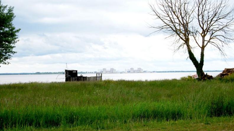 Frêle carrelet en vis-à-vis de l'imposante centrale nucléaire du Blayais - Saint-Estèphe