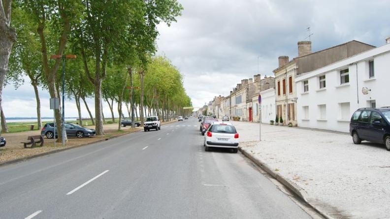 Façade continue et alignements majestueux du port de Pauillac