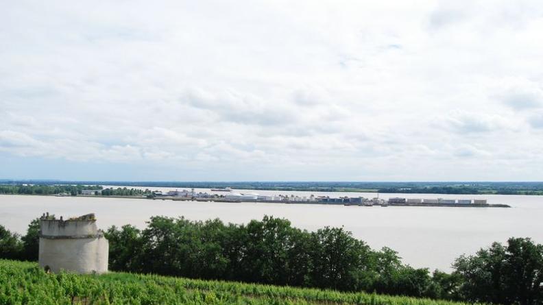 Dès la confluence, le Bec d'Ambès souligne le rôle industriel de l'estuaire
