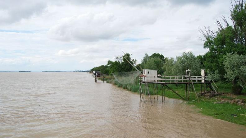 Les carrelets surplombent les eaux et se succèdent au long de la ripisylve - Villeneuve