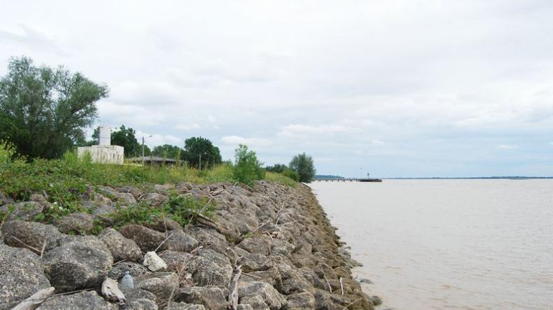 Les berges empierrées de la zone portuaire de Blaye