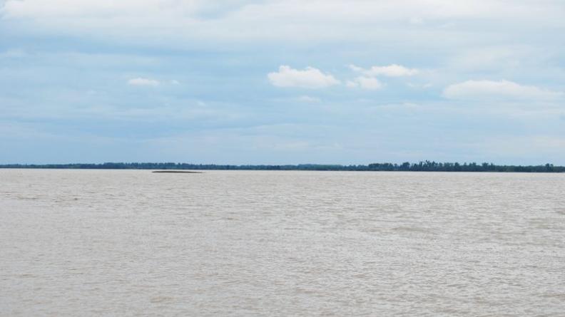 Vue depuis la zone portuaire de Blaye : le ciel et l'estuaire écrasent le Médoc par leur immensité