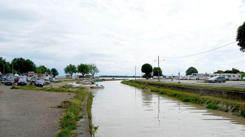 Chenal urbain du port de Blaye, envahi par les parkings