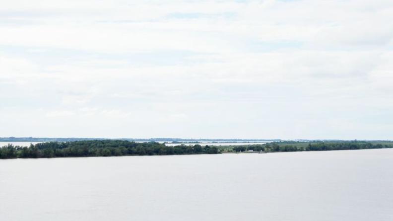 Depuis la citadelle de Blaye se dessinent l'Île Nouvelle, puis le Vasard de Beychevelle, et enfin le rivage du Médoc