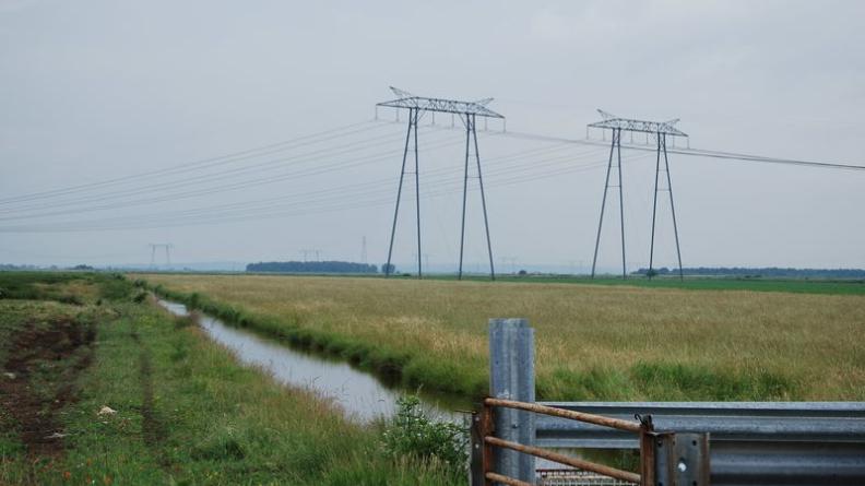 La finesse de certains fossés doit rivaliser dans ces paysages avec la démesure des lignes à haute tension - Braud-et-Saint-Louis