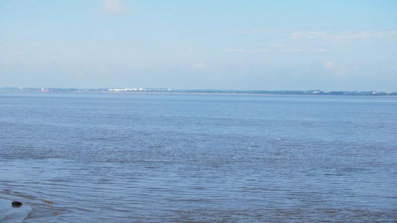 Les cuves du port pétrolier de Pauillac sont visibles depuis la rive droite