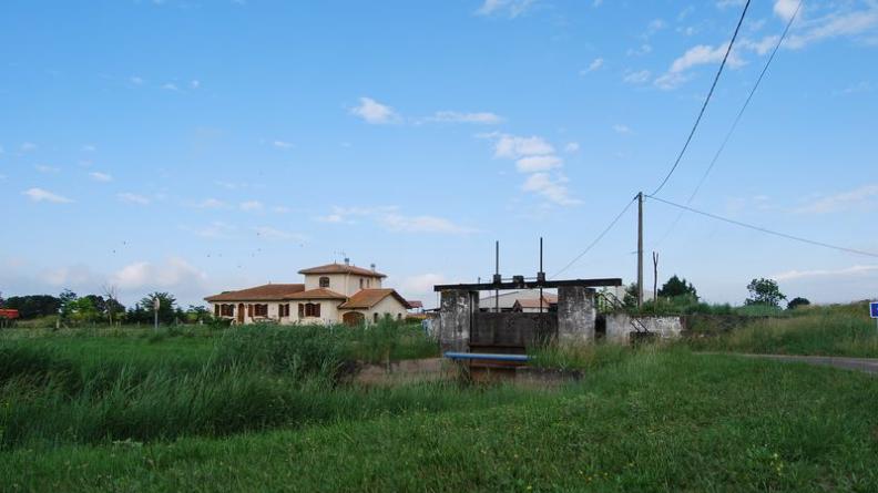 D'importants ouvrages (écluses, portes à flots) permettent le fonctionnement du système hydraulique du marais - Saint-Ciers-sur-Gironde