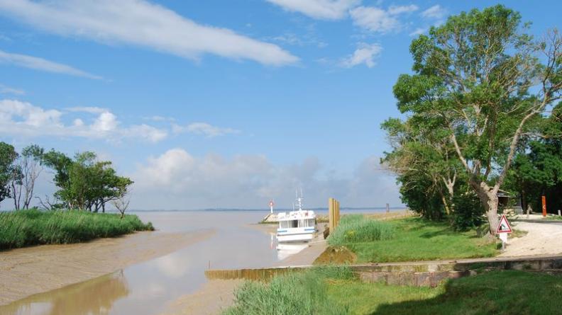 Les ports sont avant tout des sites stratégiques pour les déplacements à travers l'estuaire : liaisons possibles de Vitrezay à Pauillac ou Blaye - Saint-Ciers-sur-Gironde