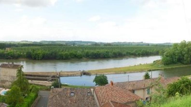 Castets-en-Dorthe surplombe les dernières écluses du canal latéral à la Garonne
