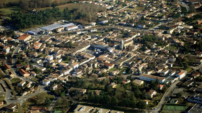 Les rues orthonormées des bastides traduisent bien la planification précise qui a guidé leur développement - Créon