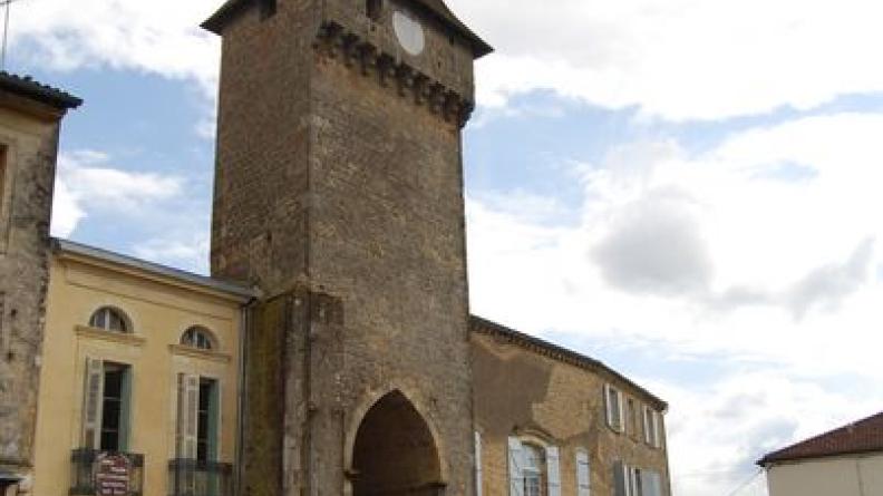 La porte monumentale marque la limite entre la ville ancienne fortifiée et les quartiers plus récents - Saint-Macaire