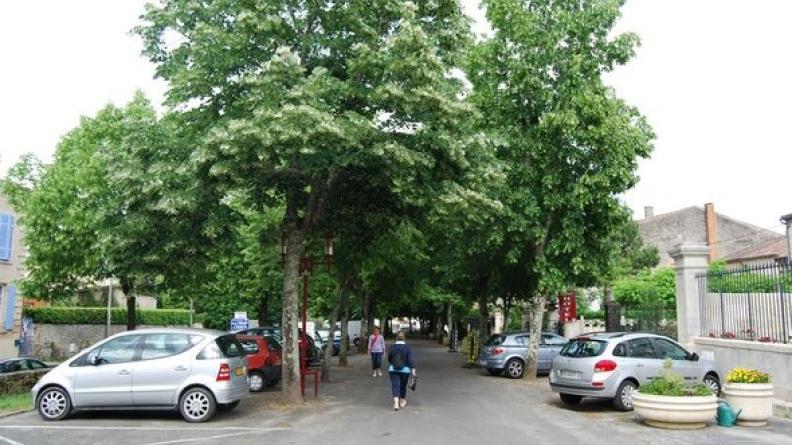 Les voitures occupent une majeure partie de l'ancienne emprise des remparts - Saint-Macaire