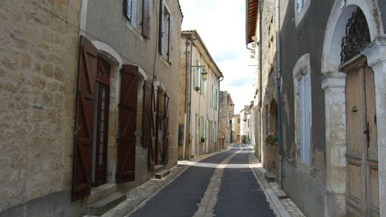 L'étroitesse des ruelles participe du charme du centre ancien - Saint-Macaire