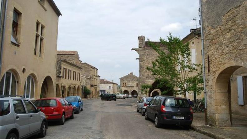 La place centrale entourée d'arcades pourrait être remise en valeur - Saint-Macaire