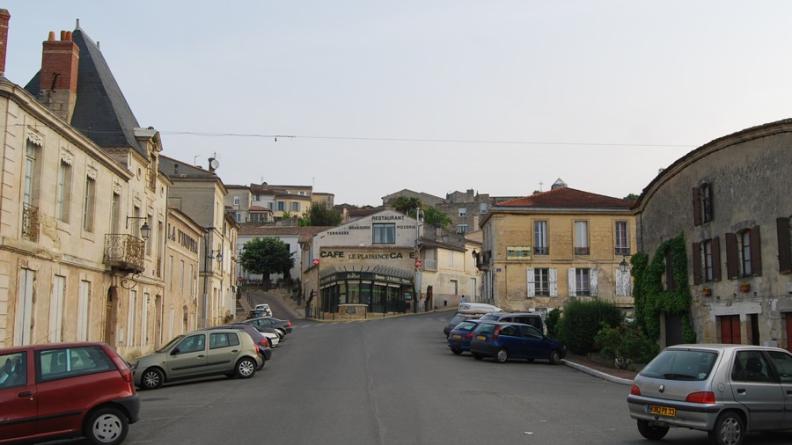 Bourg vers 1910 et aujourd'hui - L'importance de la voiture a entrainé une artificialisation complète des sols.