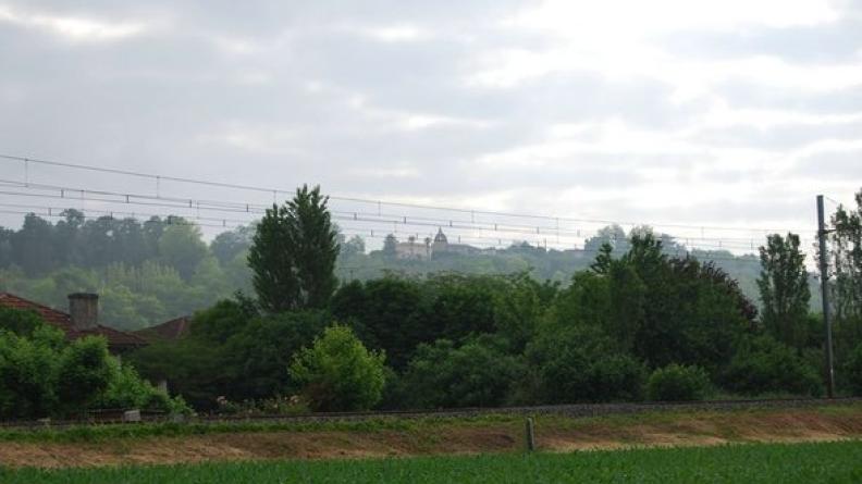 L'église Saint-André-du-Garn se dessine au-dessus du coteau boisé - Mongauzy