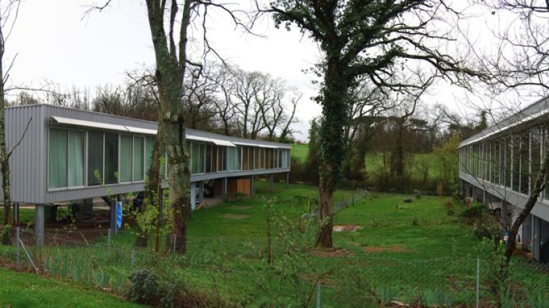 Au pied de ce quartier implanté dans un vallon, un sentier accompagné d'une haie arborée marque le talweg et la fin de l'urbanisation - Floirac