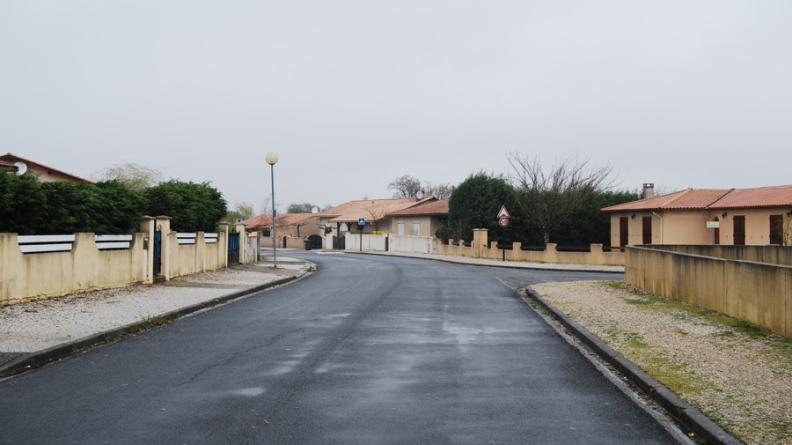 Pour une part importante, l'urbanisation récente se compose de lotissements décentrés, dont l'organisation basée sur l'utilisation quasi-systématique de la voiture ne permet pas le développement d'une réelle urbanité (absence de commerces ou services de proximité, inexistence de l'espace public, dessertes en cul-de-sac ne créant pas de liens avec le bourg...) - Artigues-Près-Bordeaux