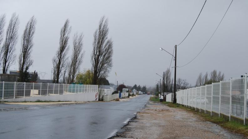 Les zones d'activités fonctionnant sur le principe du tout-voiture, aucun espace n'est prévu pour les piétons ou les circulations douces- Artigues-Près-Bordeaux