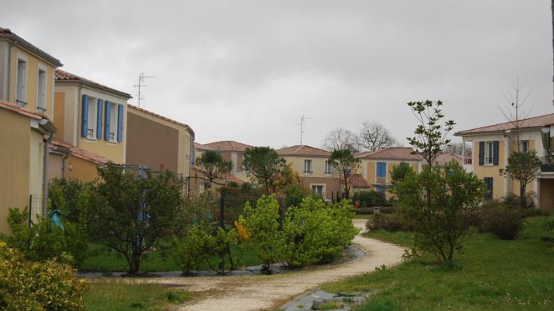 Le cœur de ce lotissement offre un espace extérieur collectif, relié au centre du village par un sentier piéton - Artigues-Près-Bordeaux