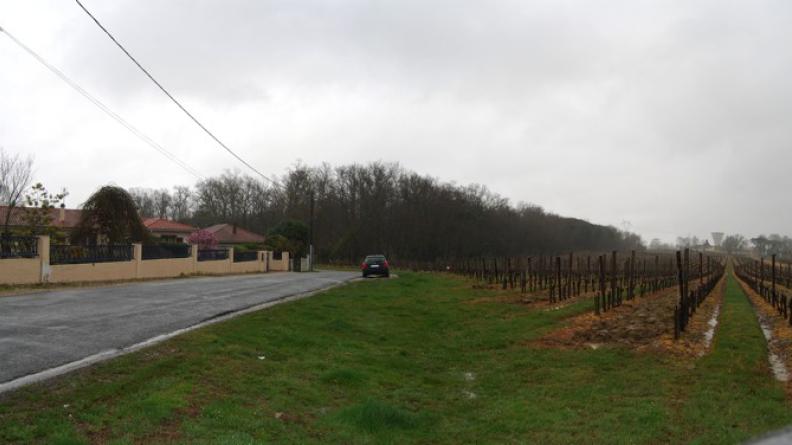 En limite est de l'agglomération bordelaise, cette frange urbaine ne tire aucun parti de la présence du vignoble : la rencontre entre les deux espaces est matérialisée par une voie goudronnée, et la qualité du paysage rural ne trouve pas d'écho dans cette lisière au traitement pauvre - Artigues-Près-Bordeaux