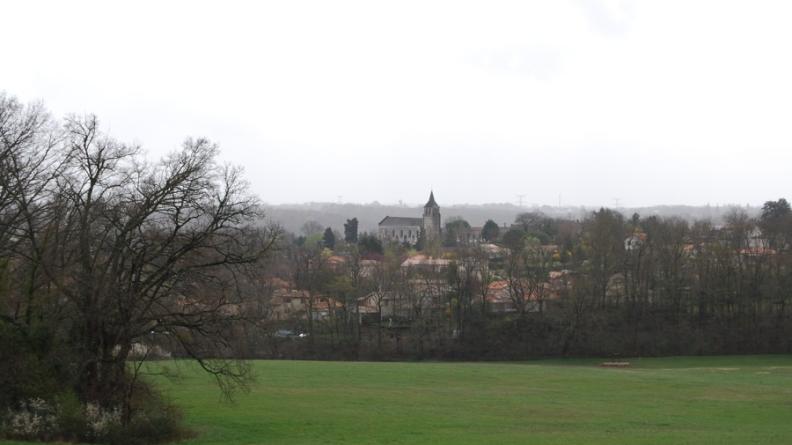 A la naissance de la Laurence, la ripisylve en fond de vallon accompagne la limite d'urbanisation de Pompignac.