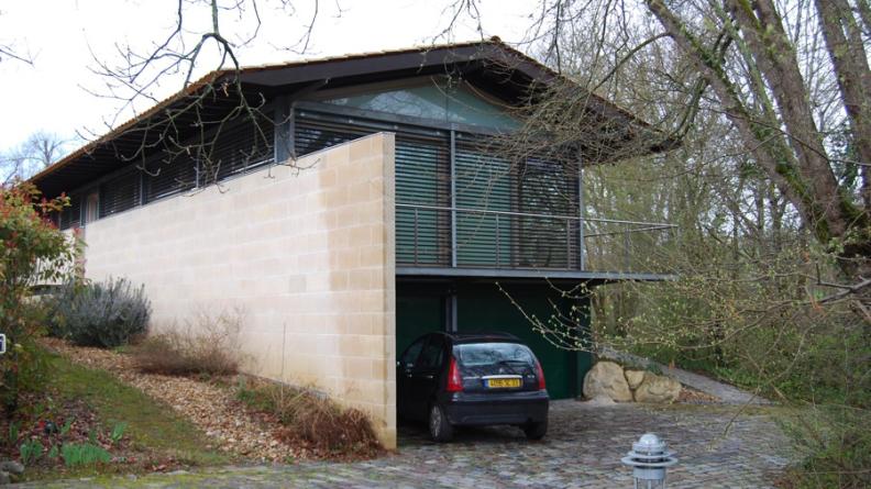Cette maison particulière reprend à son compte le matériau traditionnel girondin : la pierre calcaire taillée - Pompignac