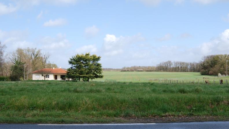 Implanté de façon isolée et légèrement surélevé par rapport au sol naturel, ce pavillon impose son image banalisante au premier plan des paysages ruraux de l'Entre-Deux-Mers – Salleboeuf