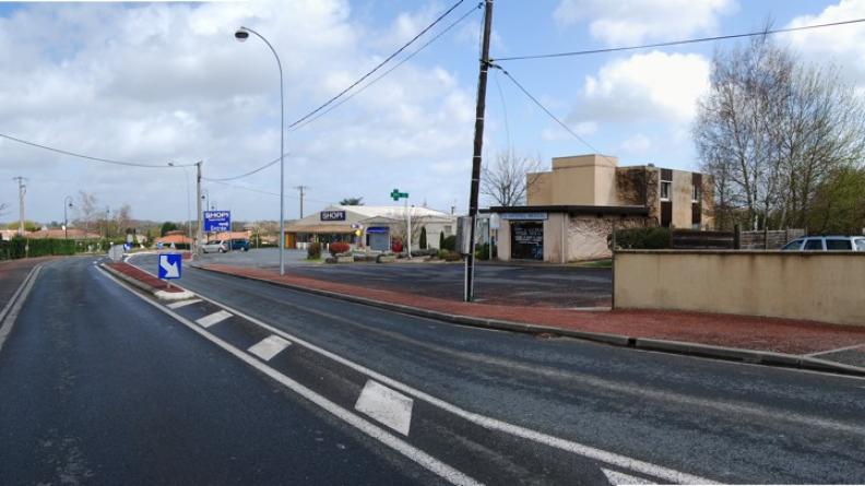 Situé sur la limite extérieure du bourg, ce petit ensemble de commerce s'accompagne d'un parking et d'aménagements spécifiques : le vocabulaire des grandes surfaces commerciales sert ici de modèle - Salleboeuf