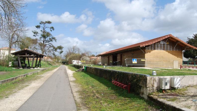 La station-vélo de Créon, implantée sur le site de l'ancienne gare et sur le tracé de la piste cyclable Roger Lapébie (reliant Bordeaux à Sauveterre-de-Guyenne par 54 km d'ancienne voie ferrée) est devenue un haut lieu du cyclotourisme en Gironde.