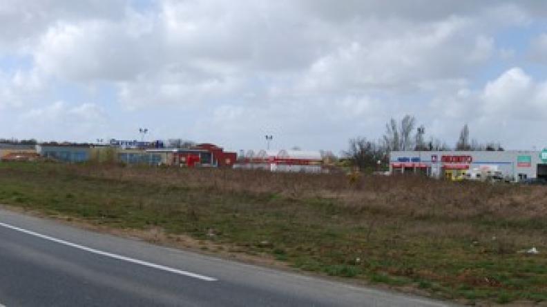 Au-delà des lotissements qui entourent la bastide de Créon se développe cette zone commerciale, aux abords de la RD671.