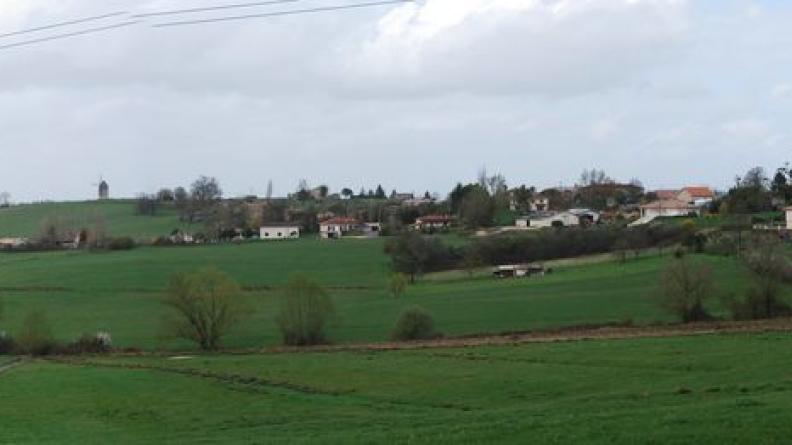 Depuis le bourg ancien, groupé sur la ligne de crête, les nouvelles constructions se sont étalées progressivement au fil des routes, colonisant le coteau de plus en plus bas et atténuant la perception de l'organisation première du village - Gornac