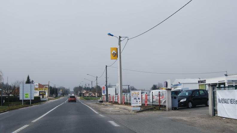 Les zones d'activités se multiplient, implantées à distance des centres et à proximité des axes majeurs de circulation (souvent de façon linéaire) elles constituent des écrans entre les routes et le paysage et dégradent les abords des villes - RD937 à l'est de Blaye, Saint-Martin-de-Lacaussade