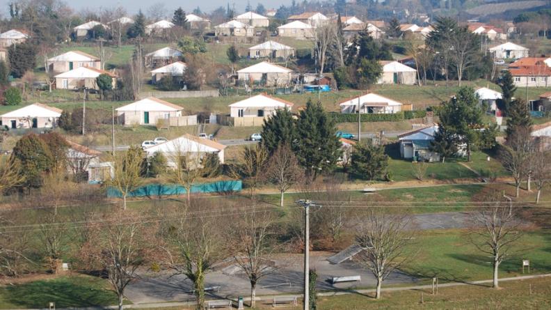 Multiplication de bâtiments banals et identiques, véritables 'clones' architecturaux groupés sur ce coteau - La Réole