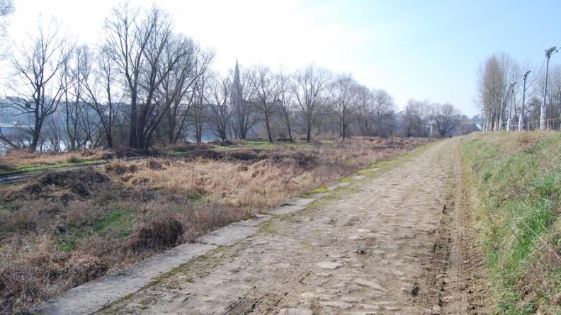 L'ancien chemin de halage offre un site idéal de promenade et de découverte des paysages de la vallée, au caractère patrimonial marqué, mais reste peu valorisé et peu accessible - Saint-Macaire