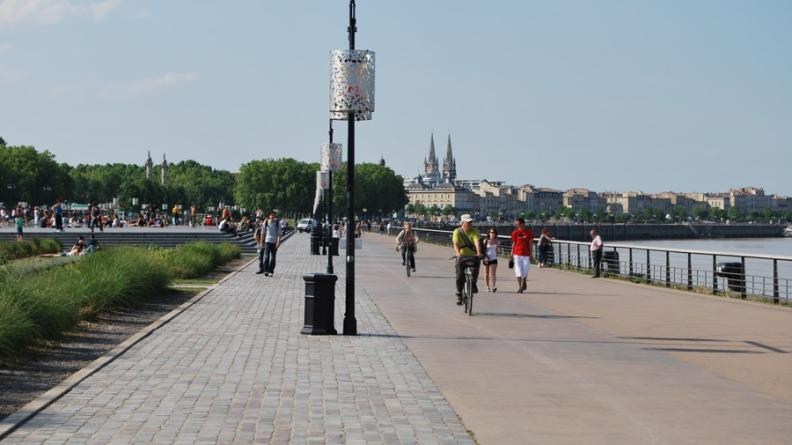 Le réaménagement des quais de Bordeaux a permis aux piétons de reconquérir le vaste espace du port