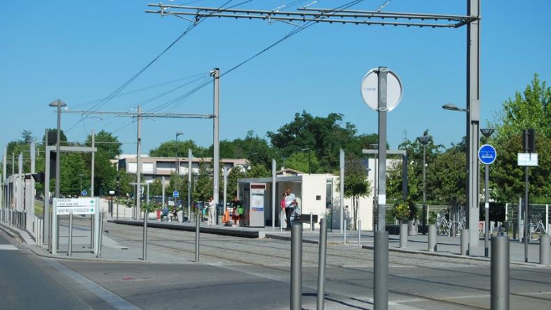 Le développement du réseau de tramway sur le territoire de la CUB apporte une grande flexibilité dans l'offre de transports en commun sur l'agglomération, favorisant ainsi les déplacements doux - Cenon