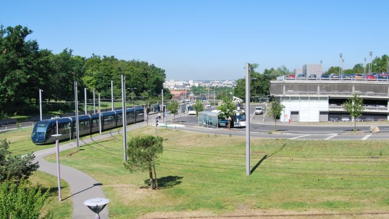 Le pôle multimodal de Cenon permet des liaisons directes entre les réseaux de tramway, de bus, et le TER ; de plus, la présence d'un parc de stationnement conséquent autorise les connexions entre l'utilisation des transports collectifs et des véhicules personnels.