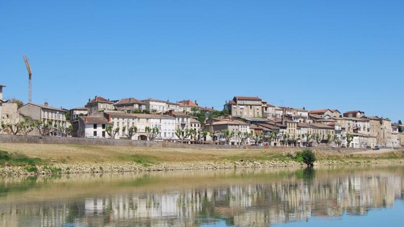 Formée par les spécificités du relief - le coteau est ici découpé par deux vallons - la silhouette architecturale majestueuse de La Réole bénéficie de la présence de la Garonne, qui dégage un recul important. Le projet de réaménagement des quais à venir doit prendre en compte cette situation exceptionnelle.