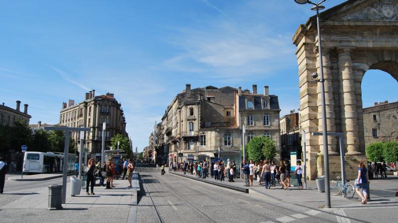 La mise en place du réseau de tramway a été l'occasion d'un réaménagement pour les espaces publics - Bordeaux