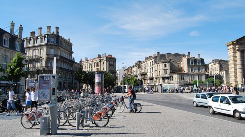 La mise en place par la CUB d'un parc de vélos à louer et de bornes d'emprunt et de restitution sur l'agglomération apporte une offre simple et peu contraignante pour les déplacements doux - Bordeaux
