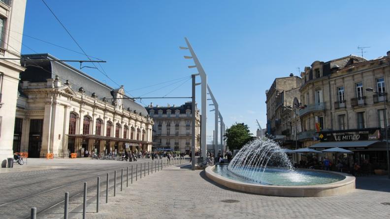 Le parvis de la gare Saint-Jean, entièrement réaménagé, est aujourd'hui bien plus accueillant pour les piétons ; seuls les trams circulent encore sur cet espace - Bordeaux